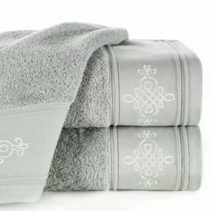 Ręcznik kąpielowy 50x90 cm bawełniany kolor srebrny z bordiurą zdobioną ornamentowym haftem 600 g/m2 KLAS 2