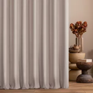 Zasłona szyta na taśmie 5 cm jasnobeżowa z miękkiej tkaniny o welurowej strukturze