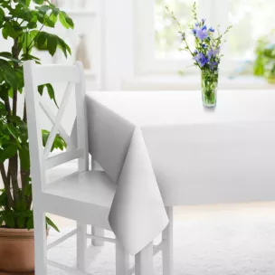 Obrus szyty biały z miękkiej tkaniny o welurowej strukturze