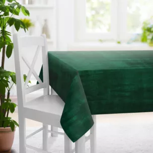 Obrus szyty SAFARI 1 ciemnozielony z miękkiej welwetowej tkaniny z połyskiem i poziomym prążkiem