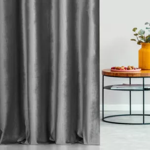 Zasłona szyta na taśmie 5 cm szara z tkaniny welwetowej w pionowe prążki, wykończona obciążnikiem
