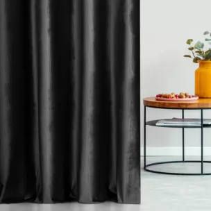 Zasłona szyta na taśmie 5 cm czarna z tkaniny welwetowej w pionowe prążki, wykończona obciążnikiem