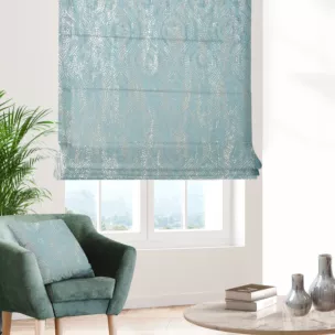 Roleta rzymska niebiesko złocista z grubej, welwetowej tkaniny z geometrycznym wzorem, zdobiona delikatnie połyskującym nadrukiem