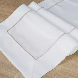 Bieżnik na stół biały 40x180 cm KARIN zdobiony listwą oraz delikatną złotą wypustką w eleganckim opakowaniu