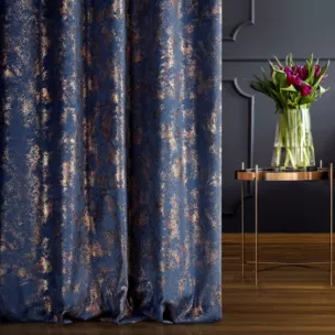 Zasłona szyta na taśmie 8 cm OMERTA granatowo miedziana z miękkiej, welwetowej tkaniny z nieregularnym nadrukiem Italissima Eva Minge