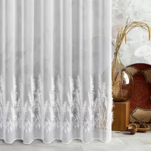 Firana szyta na flexach biała z tkaniny z efektem deszczyku, zdobionej roślinnym, frędzlowym haftem