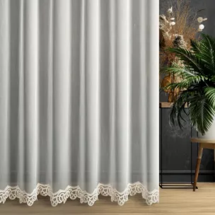 Firana szyta na taśmie 5 cm kremowo beżowa z matowej tkaniny z efektem deszczyku ozdobionej aplikacją