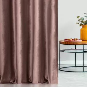 Zasłona szyta na taśmie 5 cm wrzosowa z tkaniny welwetowej w pionowe prążki, wykończona obciążnikiem