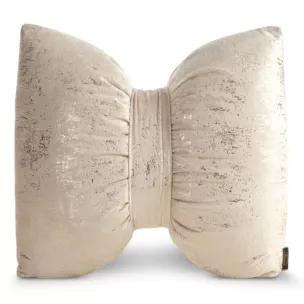 Poduszka 45x55 cm welwetowa kolor beżowy w kształcie kokardy z przecieranym lśniącym wzorem KODARDA 1