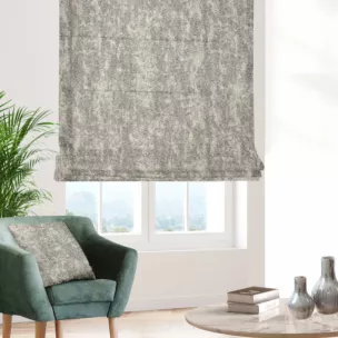 Roleta rzymska popielato złota z tkaniny o grubym, naturalnym splocie z delikatnym połyskiem