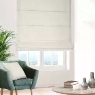 Roleta rzymska beżowa z tkaniny zaciemniającej 100% blackout, o strukturze weluru