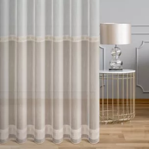 Firana szyta na taśmie 5 cm naturalno beżowa z delikatnej etaminy zdobionej błyszczącymi pasami, wykończonej obciążnikiem