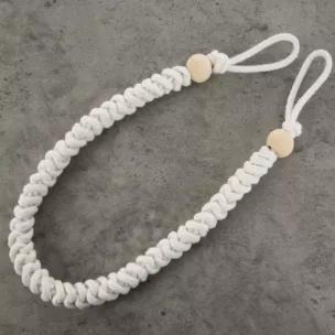 Dekoracyjny sznur matowy wykonany zakończony drewnianymi koralikami RICO