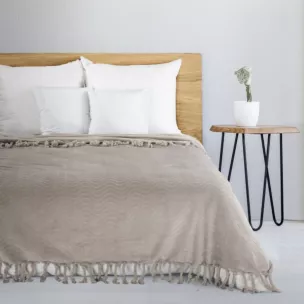 Koc flano 150x200 cm beżowy z wytłaczanym wzorem i dekoracyjnymi frędzlami EMMA