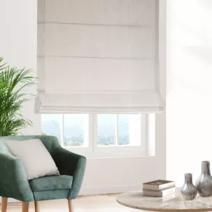 Roleta rzymska beżowa z tkaniny typu dimout o średnim stopniu zaciemnienia