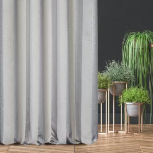 Zasłona szyta na taśmie 5 cm srebrna z szenilowej tkaniny w klasyczne pionowe pasy przetykane błyszczącą nicią