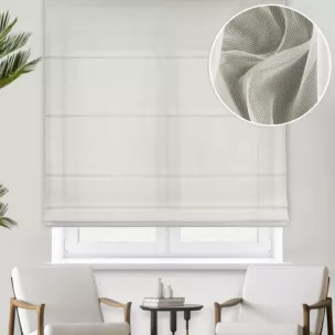 Roleta rzymska naturalna z miękkiej tkaniny o lekkim splocie i delikatnym połysku, wykończona obciążnikiem