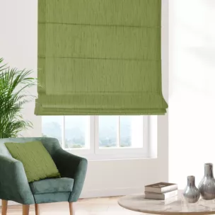 Roleta rzymska jasnozielona z tkaniny welwetowej w pionowe prążki, wykończona obciążnikiem