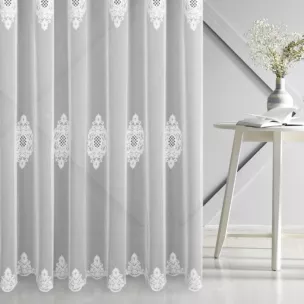 Firana szyta na taśmie 5 cm biała z miękkiej tkaniny typu ADEN z efektem deszczyku, zdobiona haftem łańcuszkowym