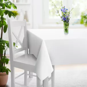 Obrus szyty biały z gładkiej tkaniny typu dimout wykończona obciążnikiem