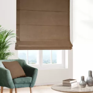 Roleta rzymska jasnobrązowa z miękkiej tkaniny o welurowej strukturze i wyraźnym splocie
