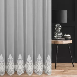 Firana szyta na taśmie 5 cm biała z łańcuszkowym haftem na tkaninie typu ADEN z delikatnym efektem deszczyku Italissima Eva Minge