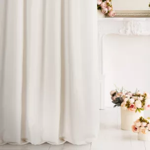 Zasłona szyta na taśmie 5 cm JULIETT jasnobeżowa z eleganckiej połyskującej tkaniny przetykanej lureksową nicią