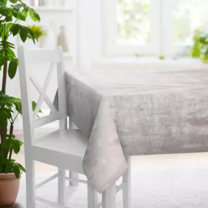 Obrus szyty SAFARI 1 szary z miękkiej welwetowej tkaniny z połyskiem i poziomym prążkiem