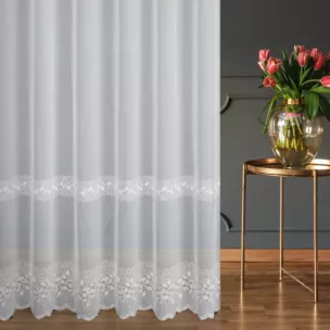 Firana szyta na taśmie 5 cm biała z matowej tkaniny ADEN z efektem deszczyku, zdobiona haftem roślinnym tworzącym dwa poziome pasy