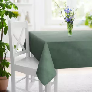 Obrus szyty jasnozielony z grubej, matowej tkaniny welwetowej o gramaturze 380g/m2