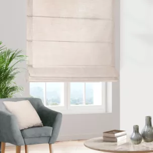 Roleta rzymska SAFARI 1 perłowa z miękkiej welwetowej tkaniny z połyskiem i poziomym prążkiem