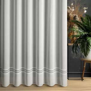 Firana szyta na taśmie 5 cm naturalna z matowej etaminy ozdobionej ażurowym pasem, wykończona obciążnikiem