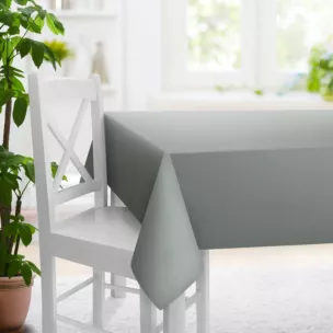 Obrus szyty jasnostalowy z gładkiej zaciemniającej tkaniny typu dimout