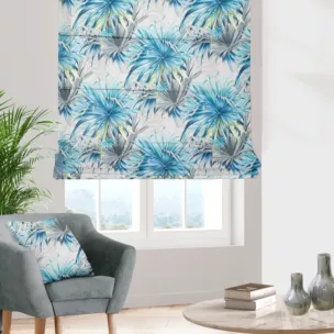 Roleta rzymska KIMBERLY biało niebieska z miękkiej tkaniny typu blackout drukowanej w egzotyczne liście