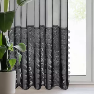 Firana czarna z delikatnego woalu zdobiona wycinanym laserowo wzorem 140x270 cm taśma DEBORA