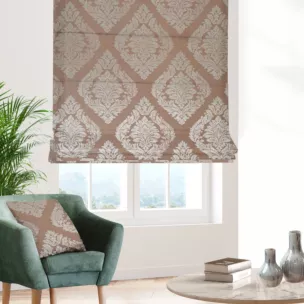 Roleta rzymska pudrowo różowa miękka z dodatkiem bawełny z wzorem ornamentowym