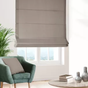 Roleta rzymska ciemnobeżowa z miękkiej tkaniny o naturalnym splocie w stylu ekologicznym