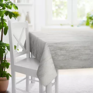 Obrus szyty kremowo złocisty z grubej, welwetowej tkaniny z efektem przecieranego wzoru, zdobiona delikatnie połyskującym nadrukiem