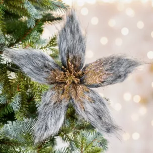 Świąteczny kwiat choinkowy z płatkami z miękkiego futerka