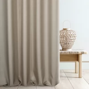 Zasłona szyta na taśmie 5 cm jasnobeżowa z tkaniny z dodatkiem połyskującej nici, z widocznym ozdobnym splotem