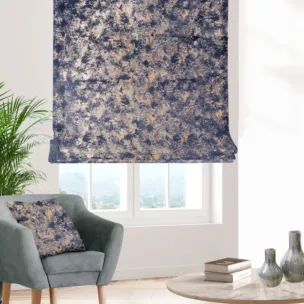 Roleta rzymska OMERTA granatowo miedziana z miękkiej, welwetowej tkaniny z nieregularnym nadrukiem Italissima Eva Minge