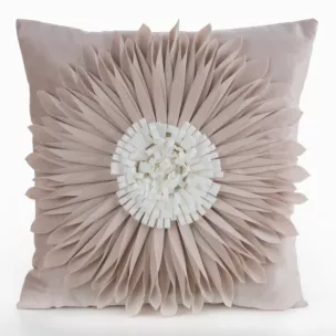 Poszewka na poduszkę 45 x 45 cm z welwetu kolor beżowo, kremowy zdobiona dużym kwiatem 3D FLORES 3