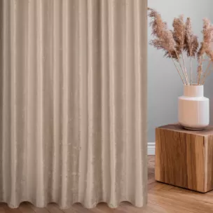 Zasłona szyta na taśmie 5 cm ciemnobeżowa z miękkiej tkaniny welwetowej z efektem kreszowania, wykończona obciążnikiem