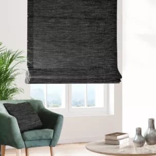 Roleta rzymska czarna z szenilowej tkaniny z dodatkiem połyskującej nici