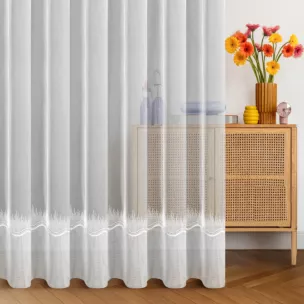 Firana szyta na taśmie 5 cm naturalna z gładkiej tkaniny typu aden z ozdobnym podwinięciem i haftem