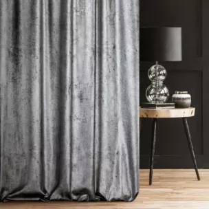 Zasłona szyta na taśmie 5 cm czarno srebrna z welwetowej, miękkiej tkaniny, z połyskującym nadrukiem