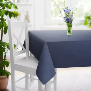 Obrus szyty granatowy z miękkiej tkaniny o naturalnym splocie w stylu ekologicznym