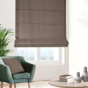 Roleta rzymska brązowa z miękkiej, matowej tkaniny w stylu eko o naturalnym splocie