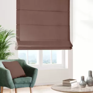 Roleta rzymska brązowa z miękkiej, matowej tkaniny w drobny geometryczny wzór