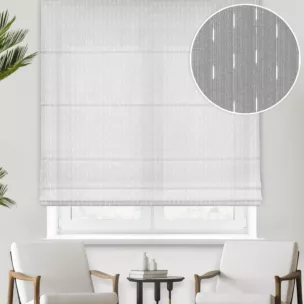 Roleta rzymska biała z matowej tkaniny z efektem pionowych prążków, wykończona obciążnikiem